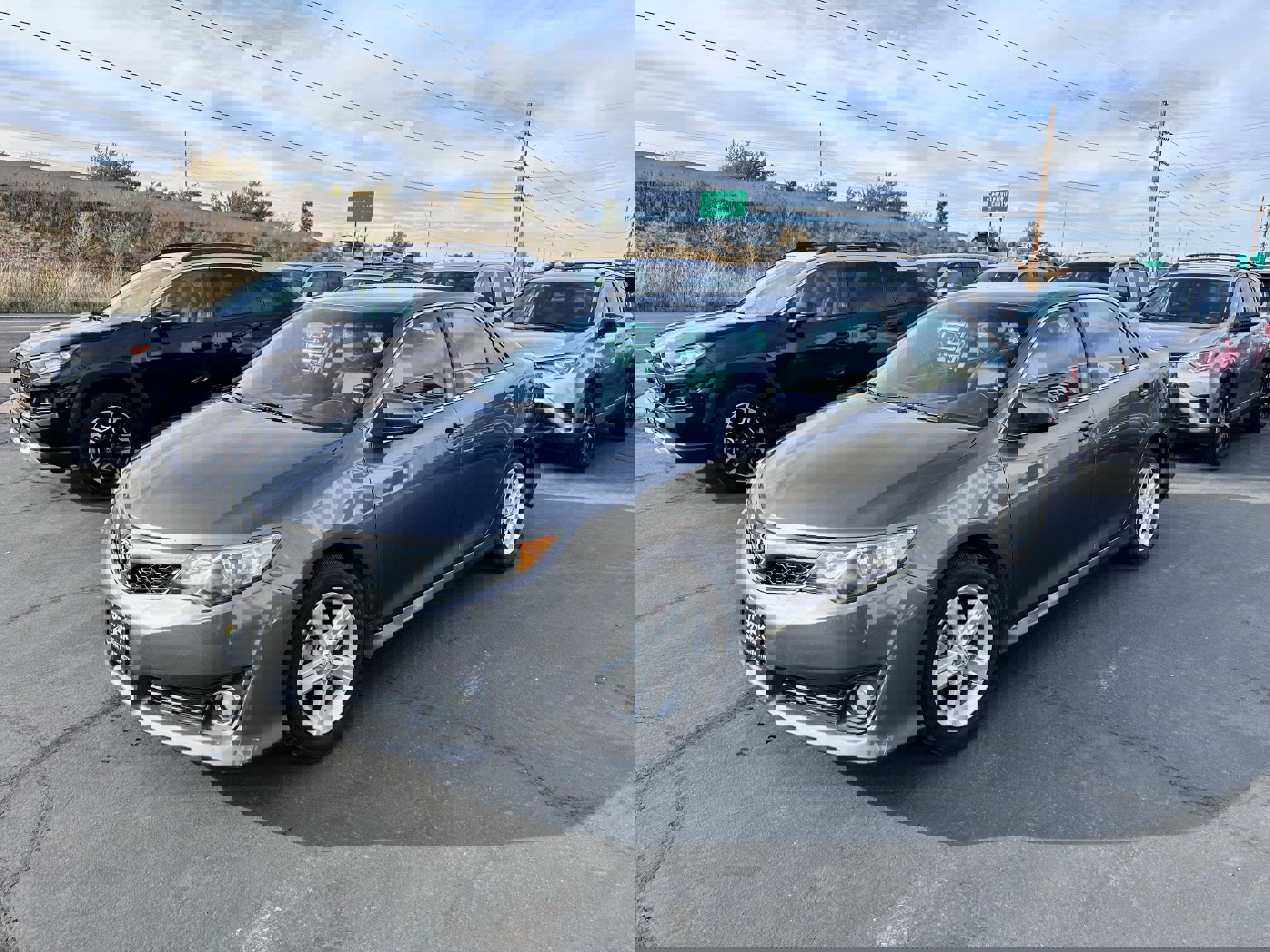 Used 2014 Toyota Camry SE image 2