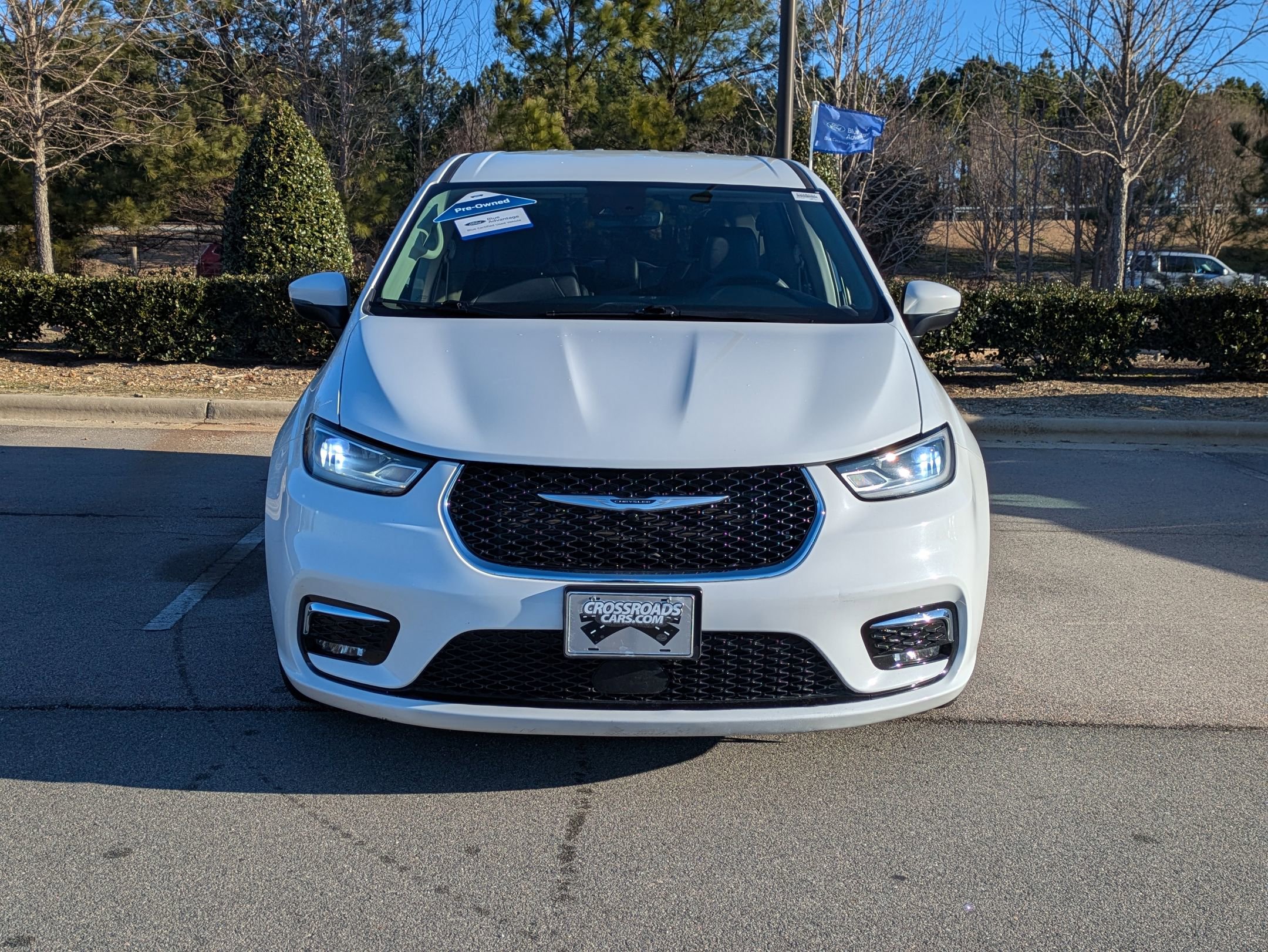 Used 2023 Chrysler Pacifica Touring-L image 9