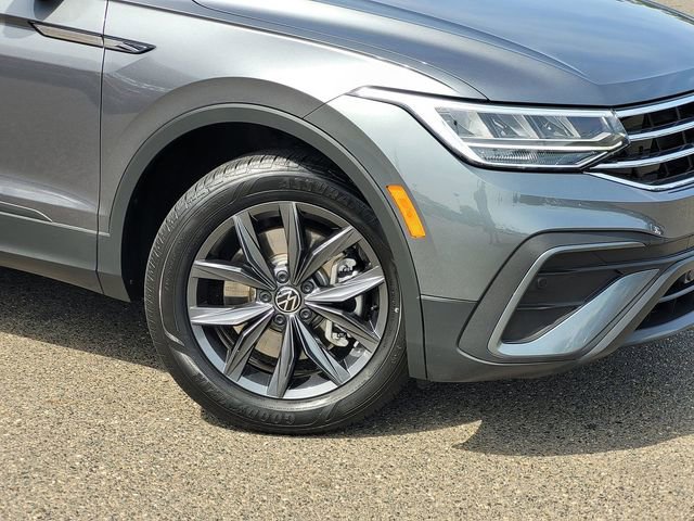 Used 2023 Volkswagen Tiguan SE w/ Panoramic Sunroof Package FWD image 6