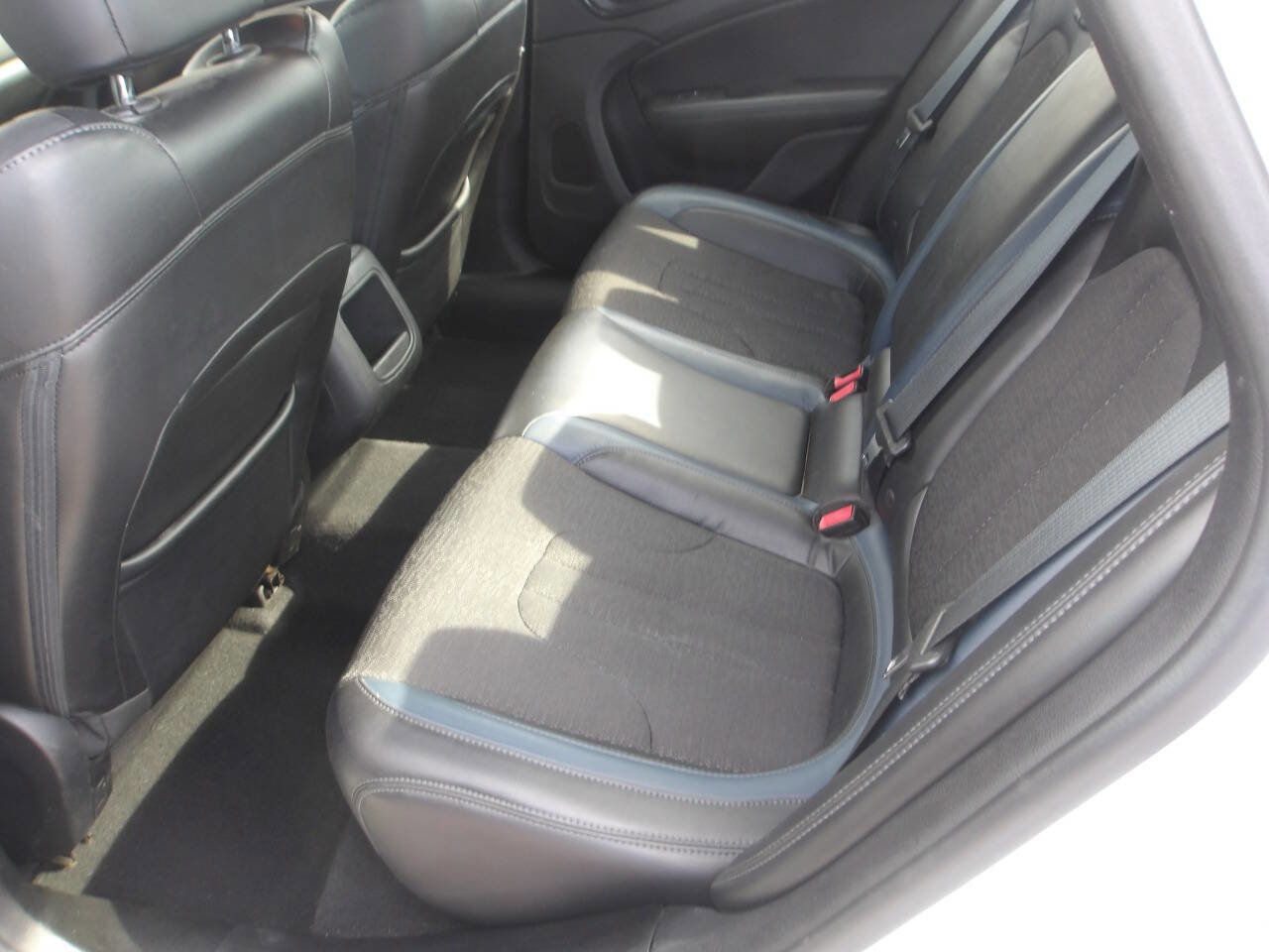Used 2015 Chrysler 200 S FWD image 9