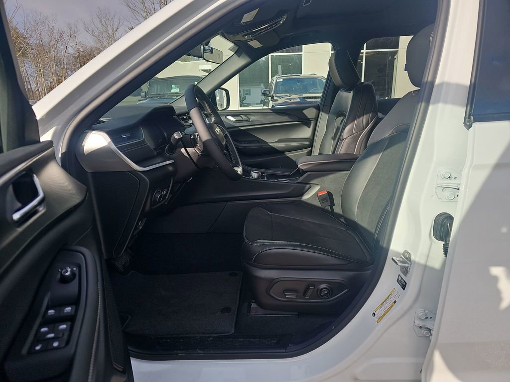 New 2025 Jeep Grand Cherokee L Altitude image 10