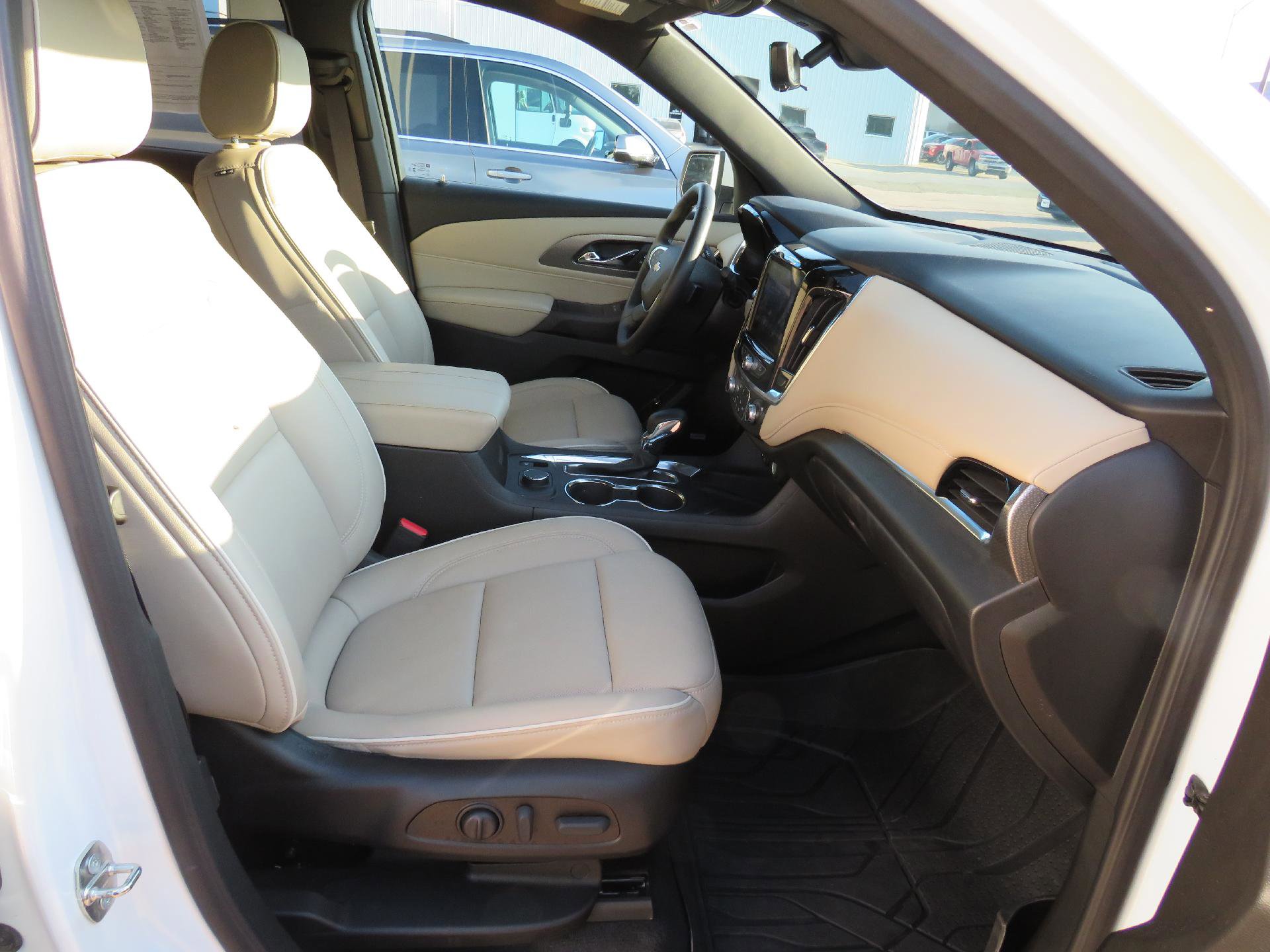 Used 2023 Chevrolet Traverse Premier image 13