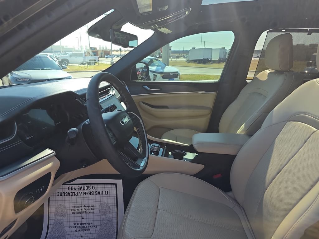 Used 2023 Jeep Grand Cherokee Limited w/ Luxury Tech Group II image 6