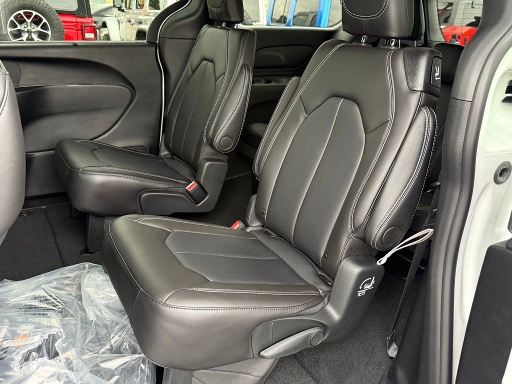 New 2026 Chrysler Pacifica Select image 31