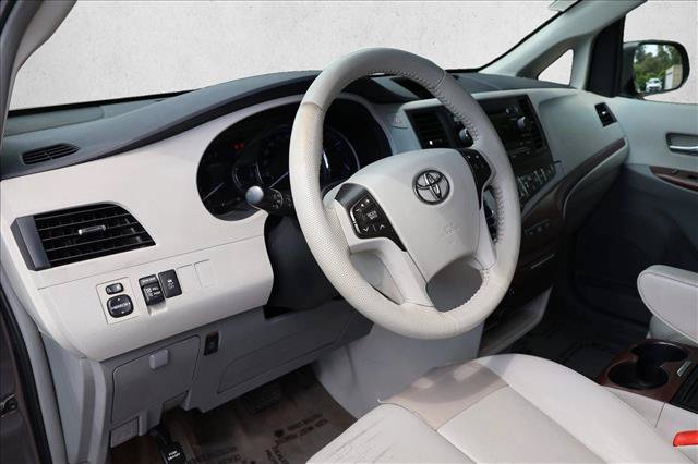 Used 2012 Toyota Sienna XLE FWD image 10