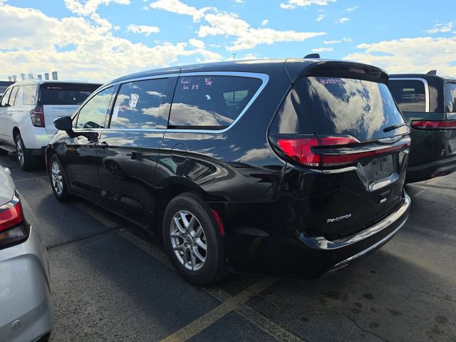Used 2025 Chrysler Pacifica Select FWD image 4