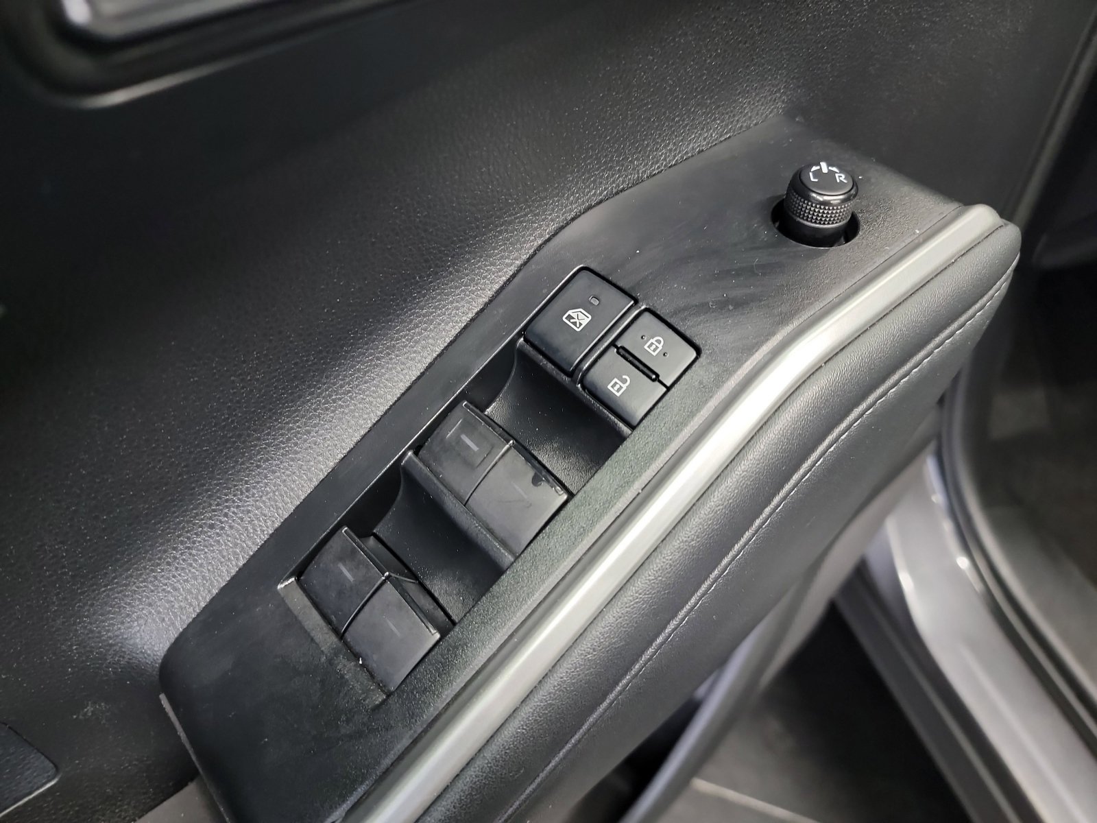 Used 2022 Toyota Highlander XLE AWD/4WD image 14