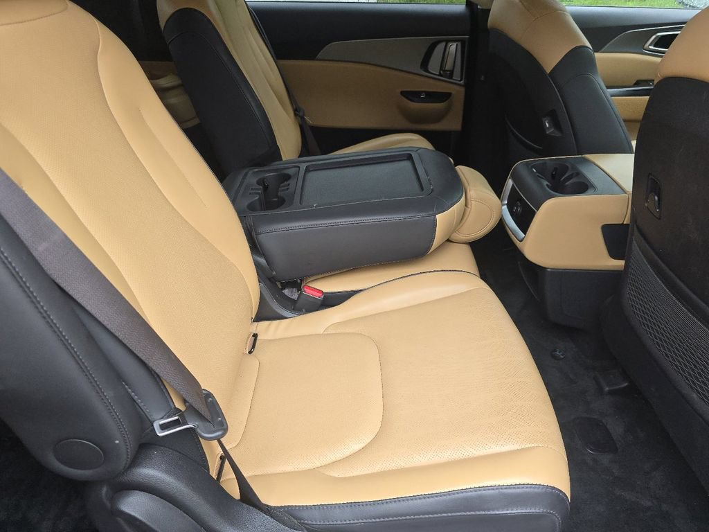 Used 2023 Kia Carnival LX FWD image 14