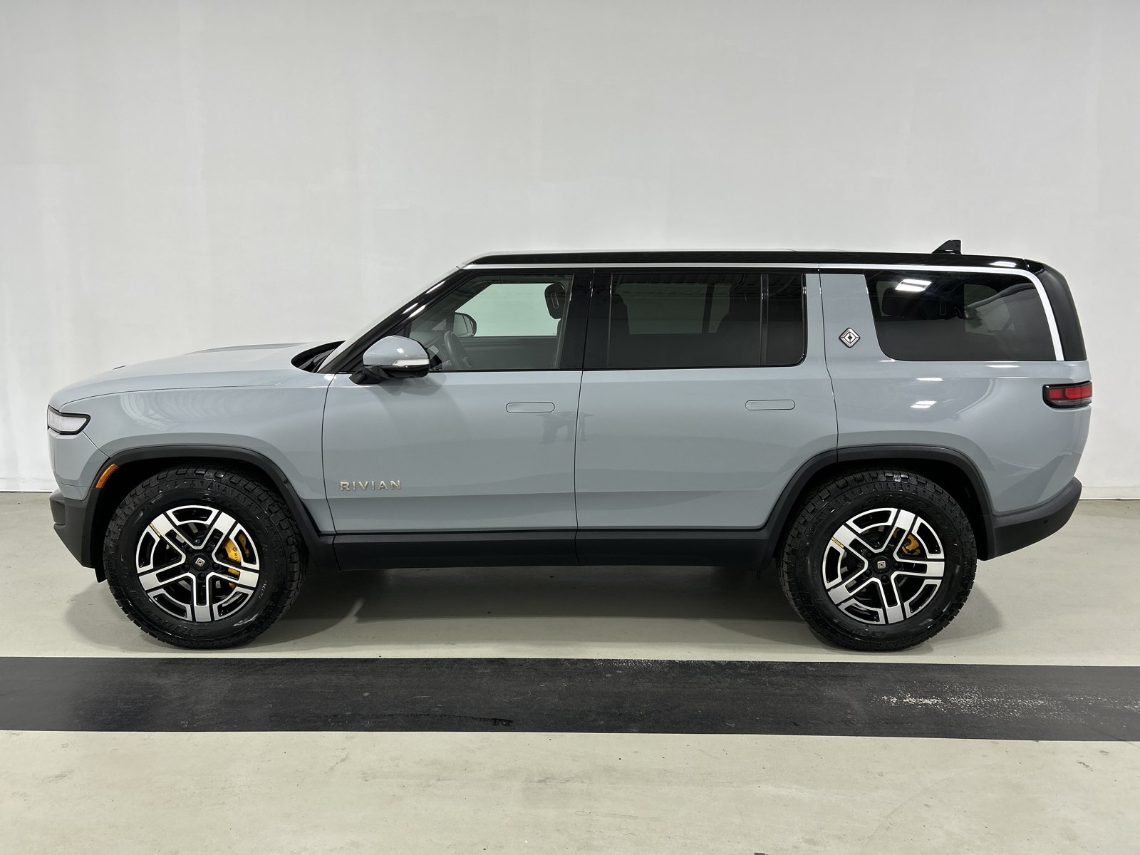 Used 2023 Rivian R1S Adventure AWD/4WD image 2