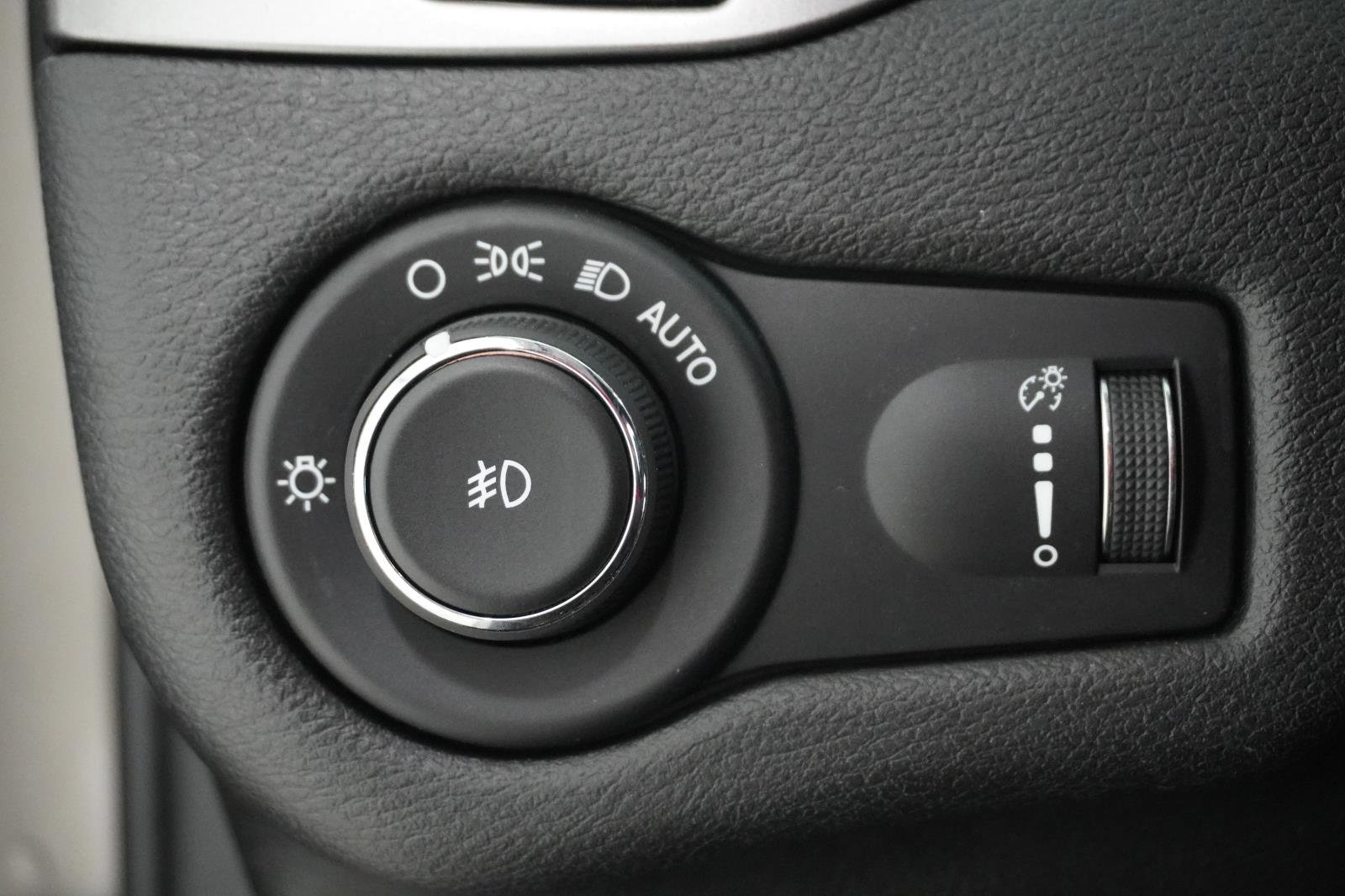 Used 2019 Jeep Cherokee Latitude w/ Popular Appearance Group image 18