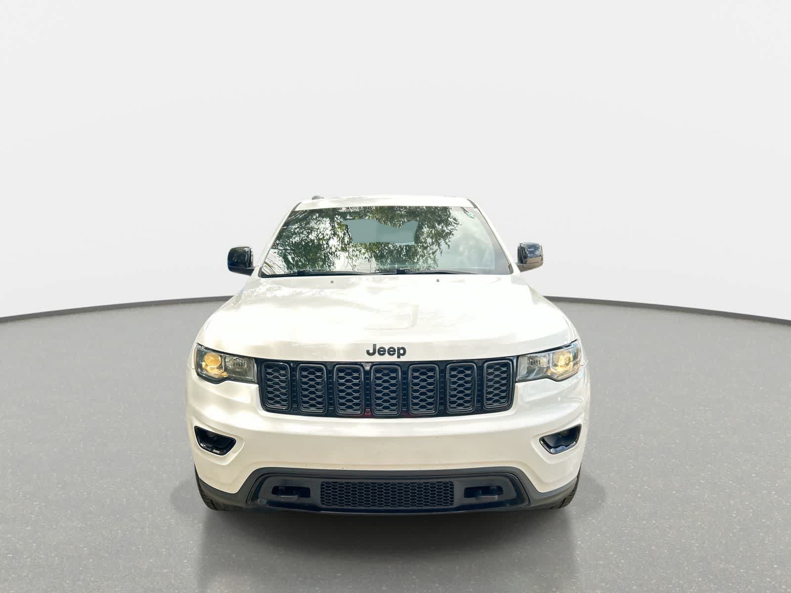Used 2019 Jeep Grand Cherokee Laredo RWD image 3