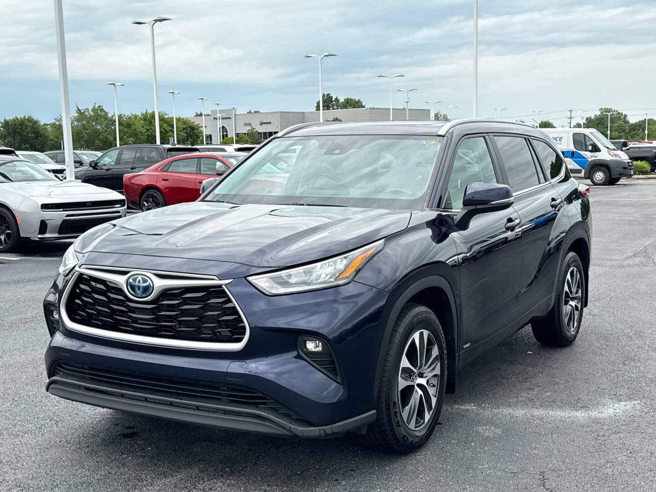 Used 2023 Toyota Highlander XLE AWD/4WD image 7