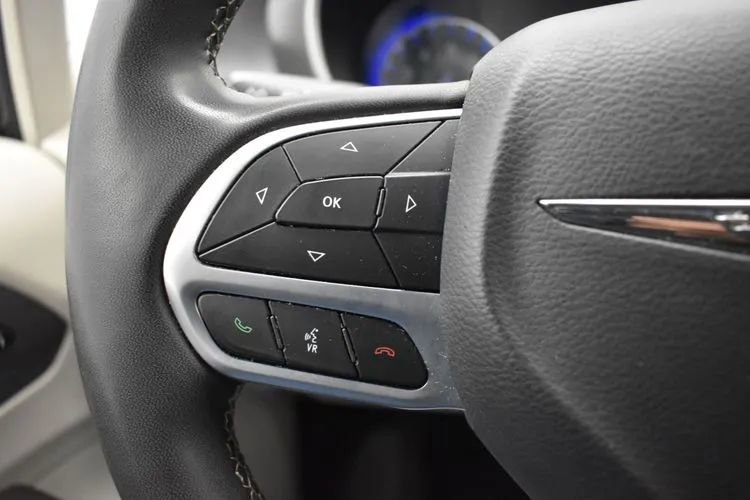 Used 2023 Chrysler Pacifica Touring-L FWD image 24