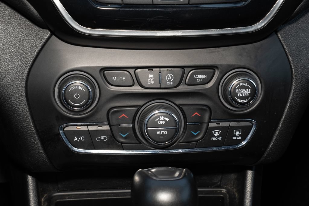 Used 2019 Jeep Cherokee Limited AWD/4WD image 23