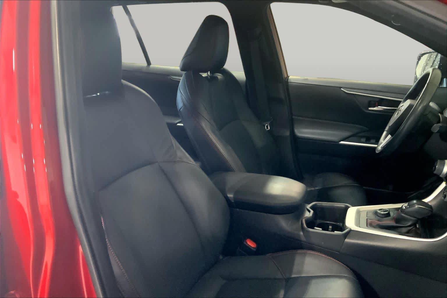 Used 2022 Toyota RAV4 SE w/ Weather & Moonroof Package AWD/4WD image 9