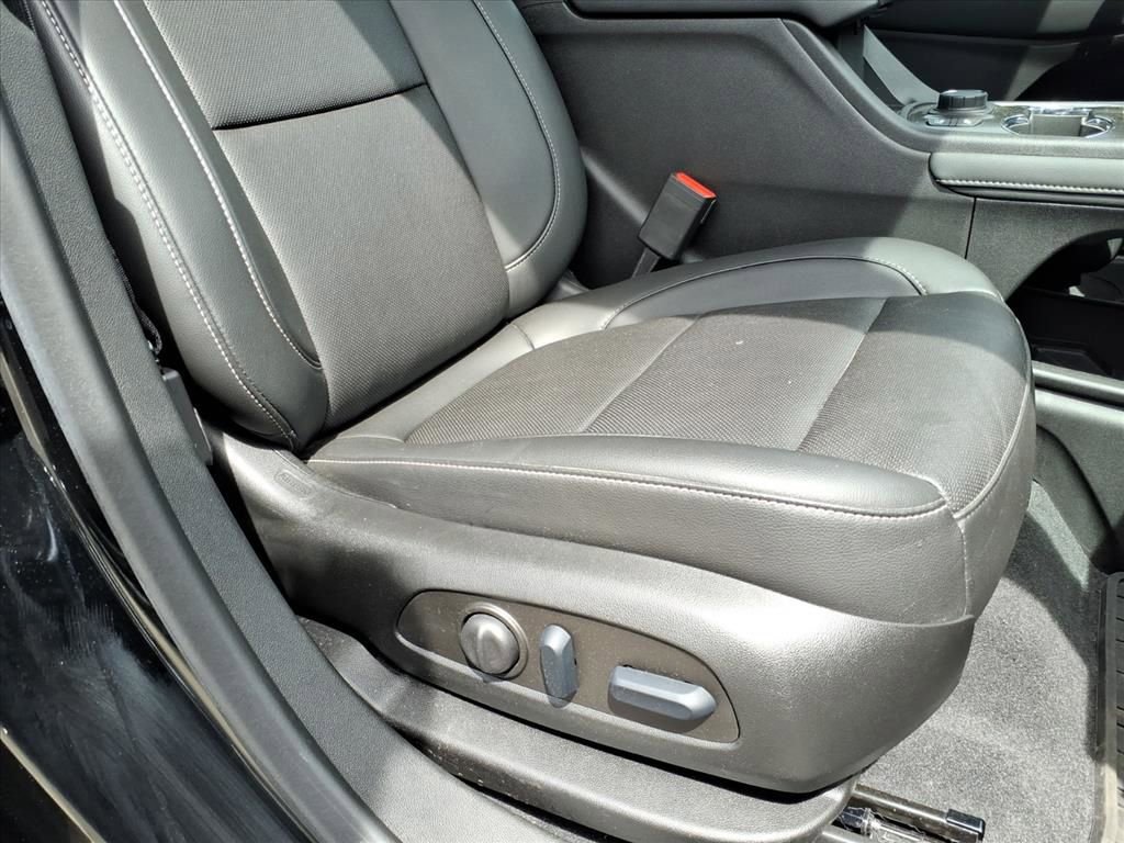 Used 2023 GMC Acadia SLT w/ Elevation Edition image 32