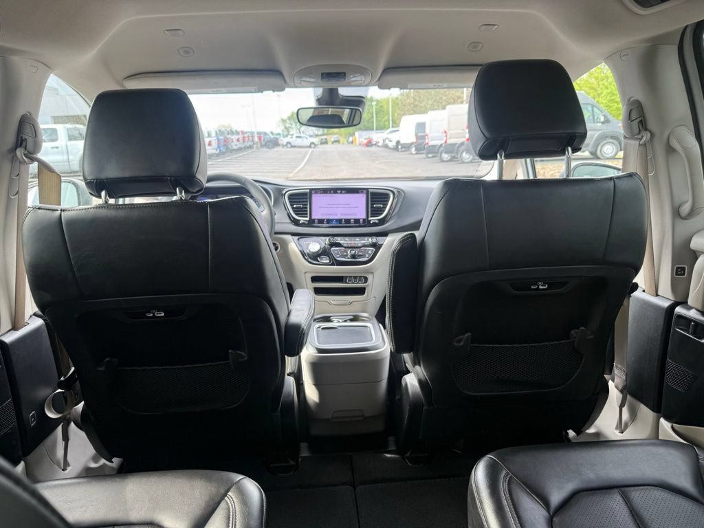 Used 2023 Chrysler Pacifica Touring-L FWD image 47