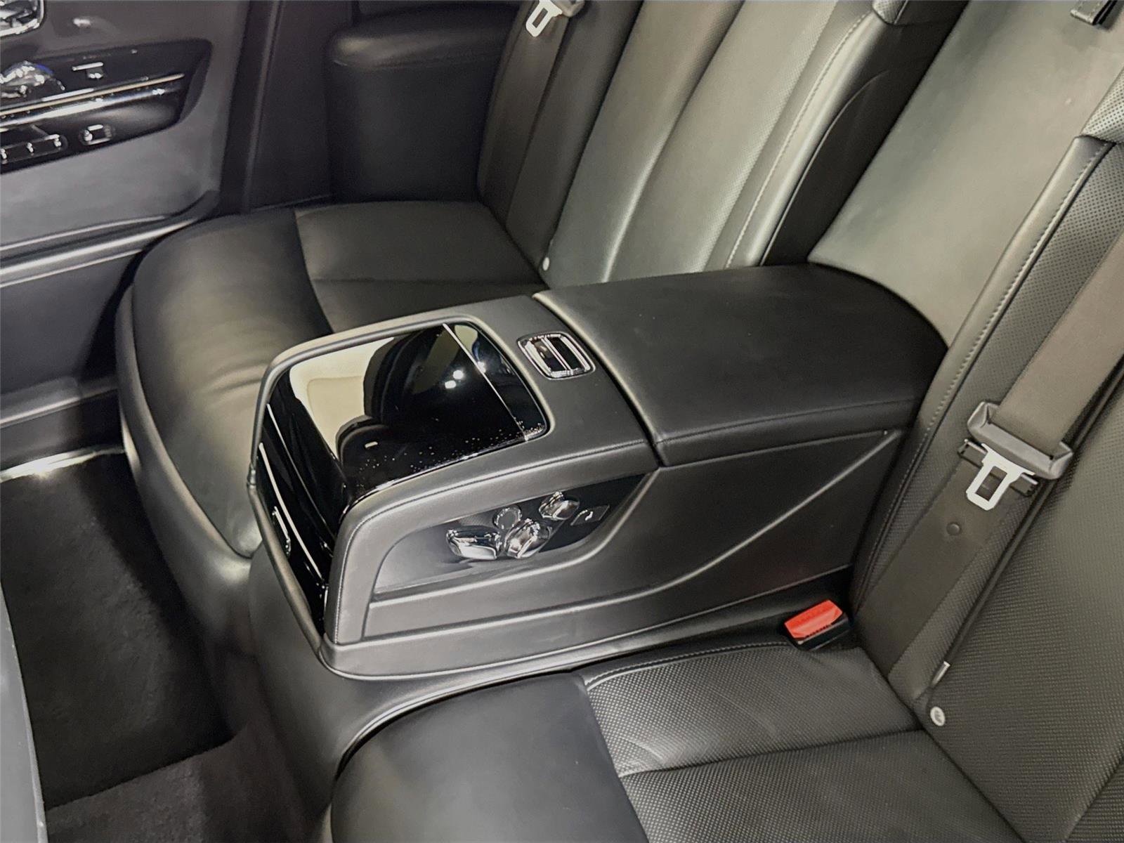 Used 2019 Rolls-Royce Phantom Sedan RWD image 28