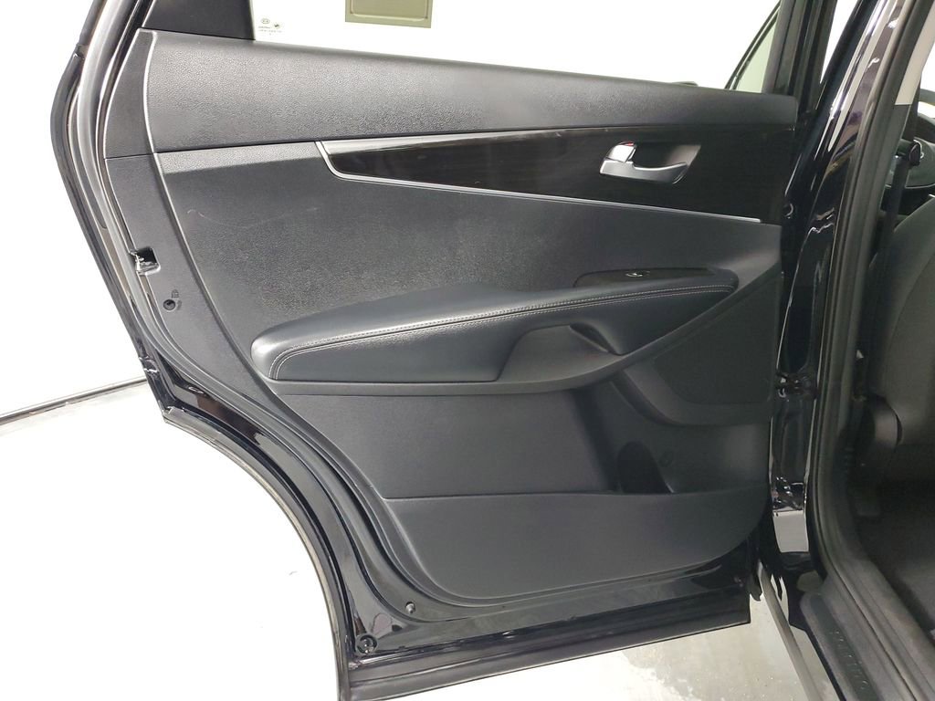 Used 2020 Kia Sorento LX FWD image 30