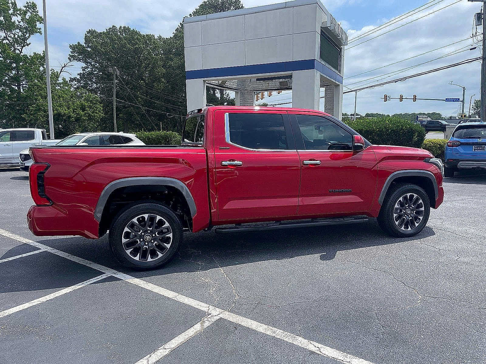 Used 2025 Toyota Tundra Limited AWD/4WD image 7