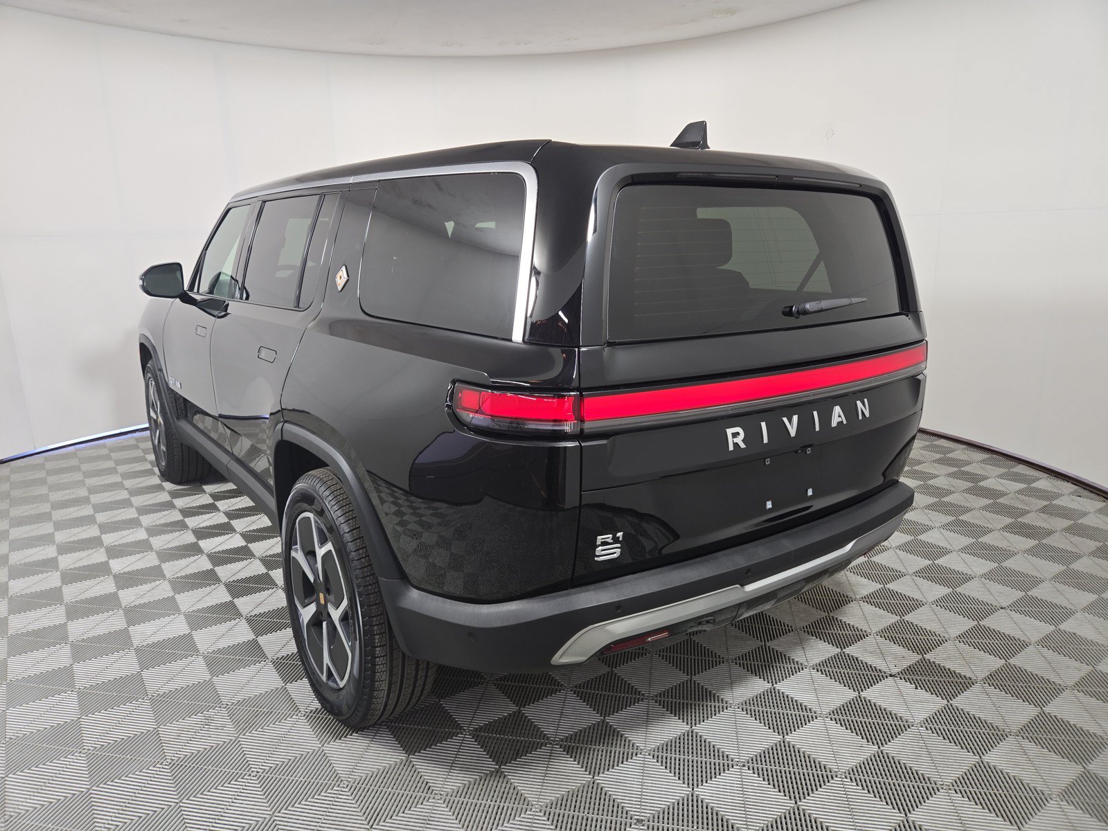 Used 2024 Rivian R1S Adventure AWD/4WD image 3