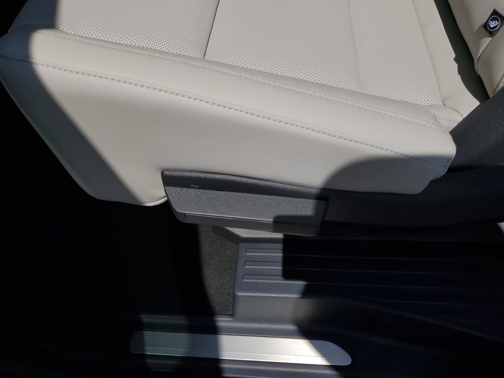 New 2026 Lincoln Navigator L Premier AWD/4WD image 14