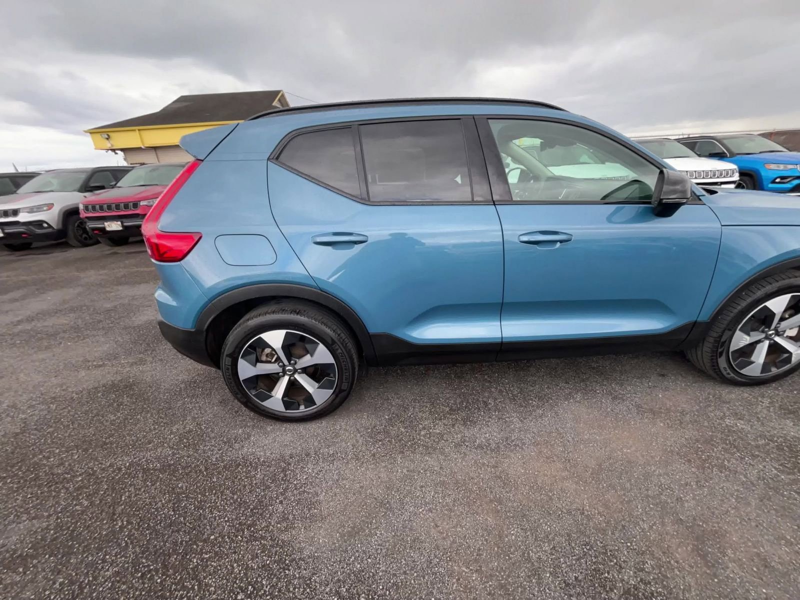 Used 2024 Volvo XC40 B5 Core AWD/4WD image 16