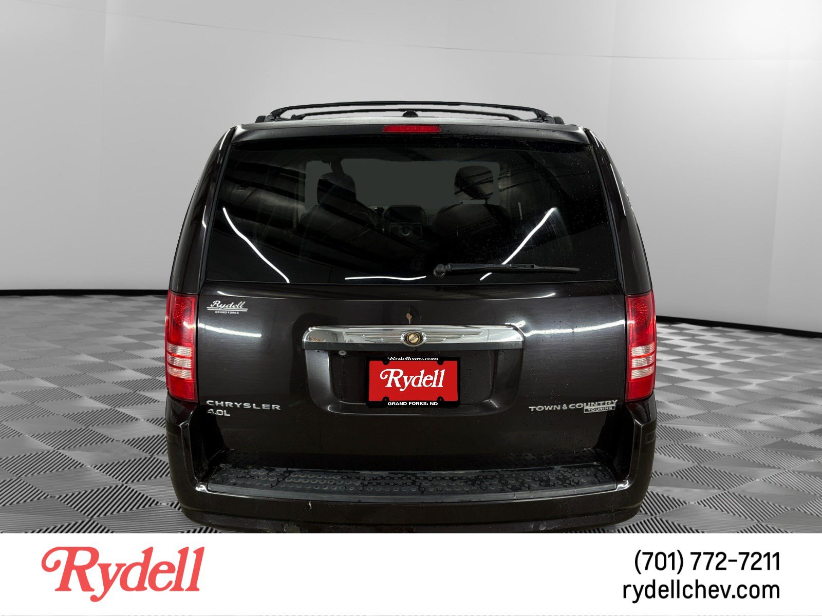Used 2010 Chrysler Town & Country Touring Plus FWD image 4