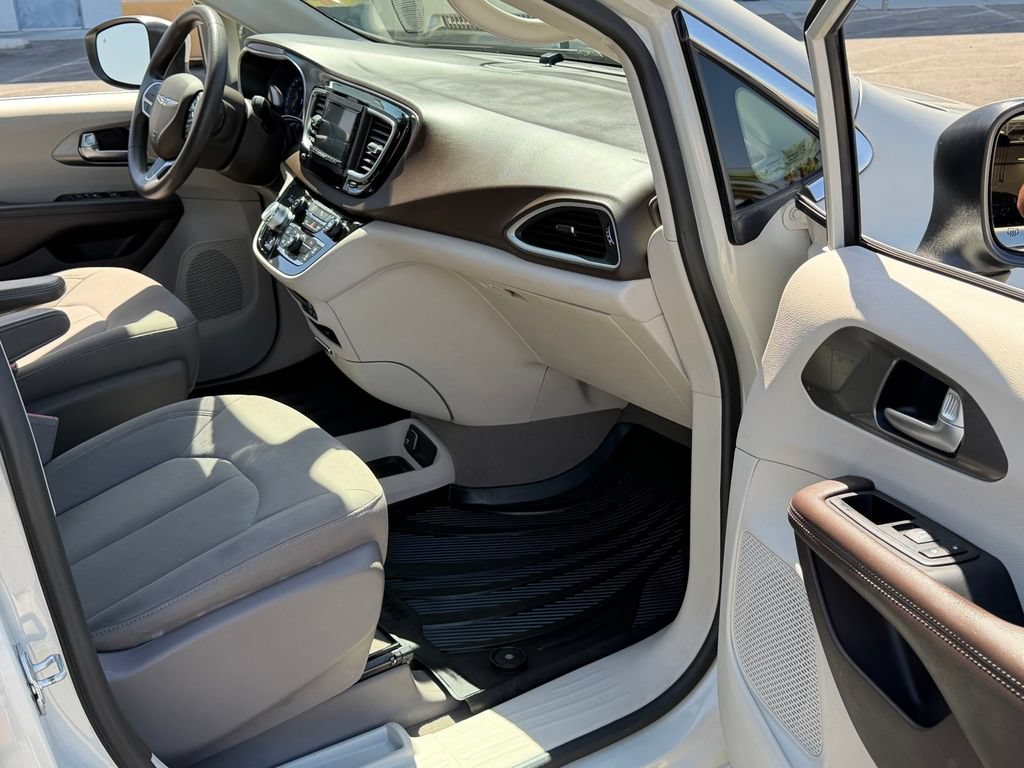 Used 2019 Chrysler Pacifica LX w/ Tire & Wheel Group FWD image 24