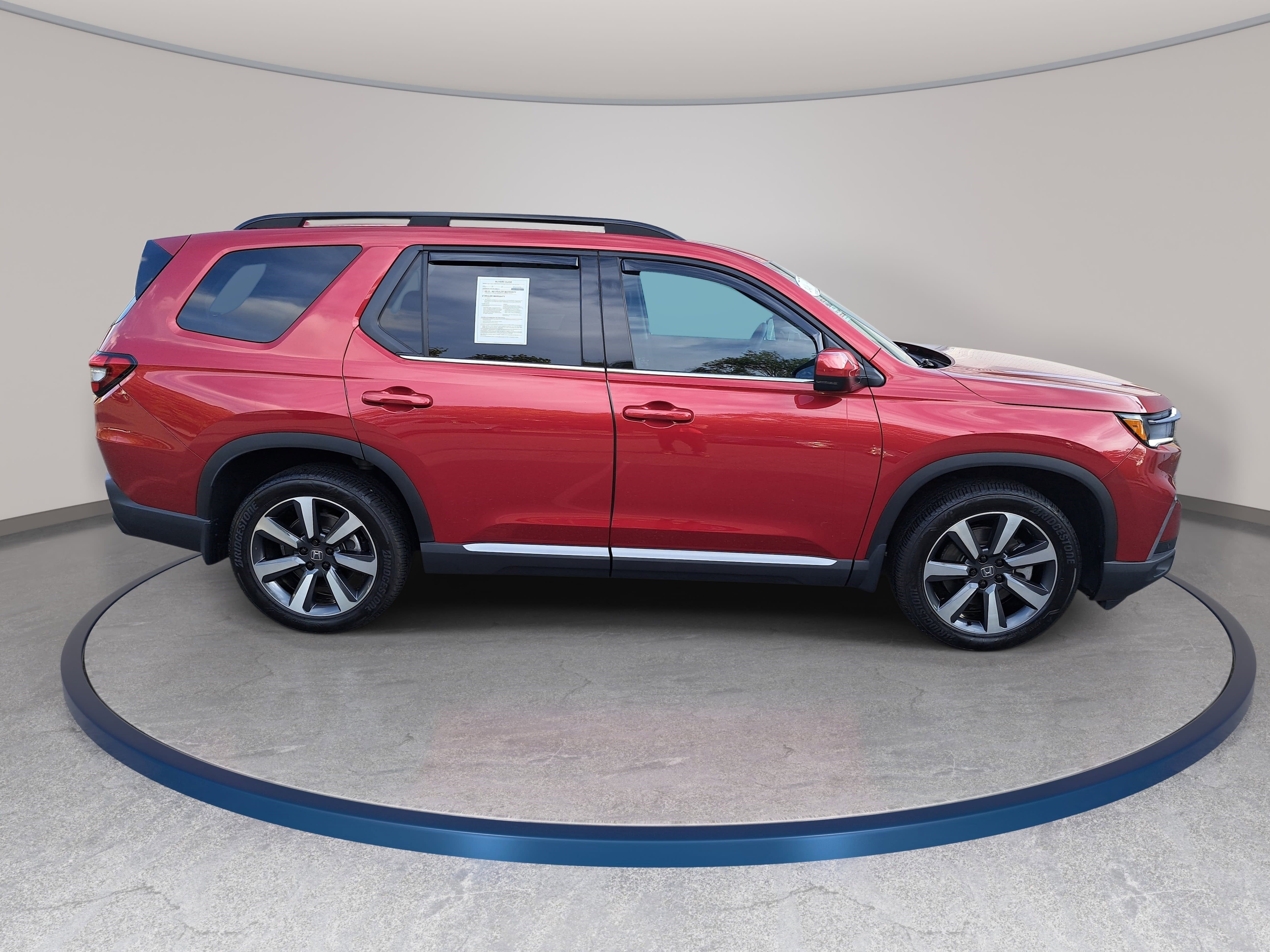 Used 2025 Honda Pilot Touring image 4