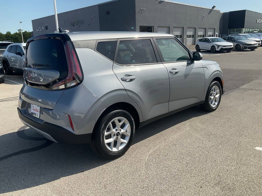 Used 2025 Kia Soul LX FWD image 7