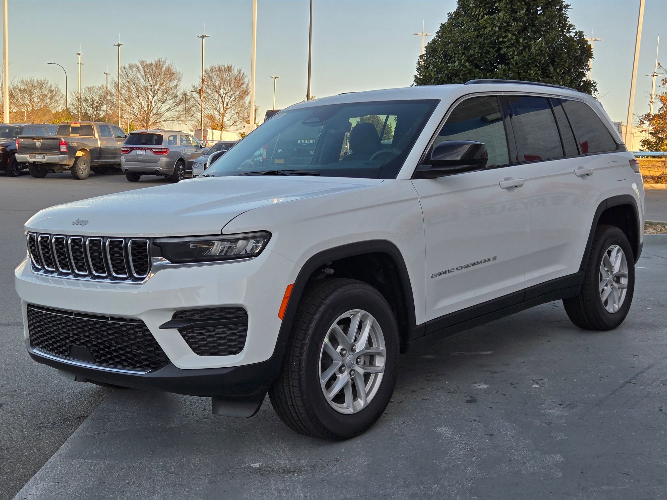 New 2025 Jeep Grand Cherokee Laredo image 3