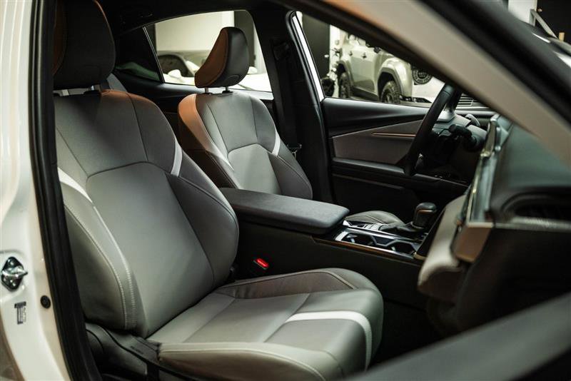 Used 2025 Toyota Camry SE w/ Convenience Package image 14