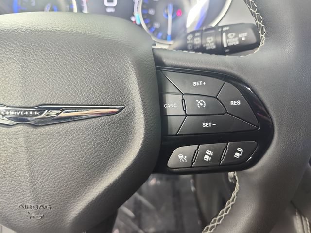 Used 2025 Chrysler Pacifica Limited FWD image 13