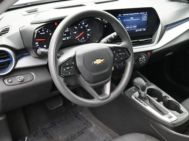 Used 2025 Chevrolet Trax LS w/ LS Convenience Package image 7