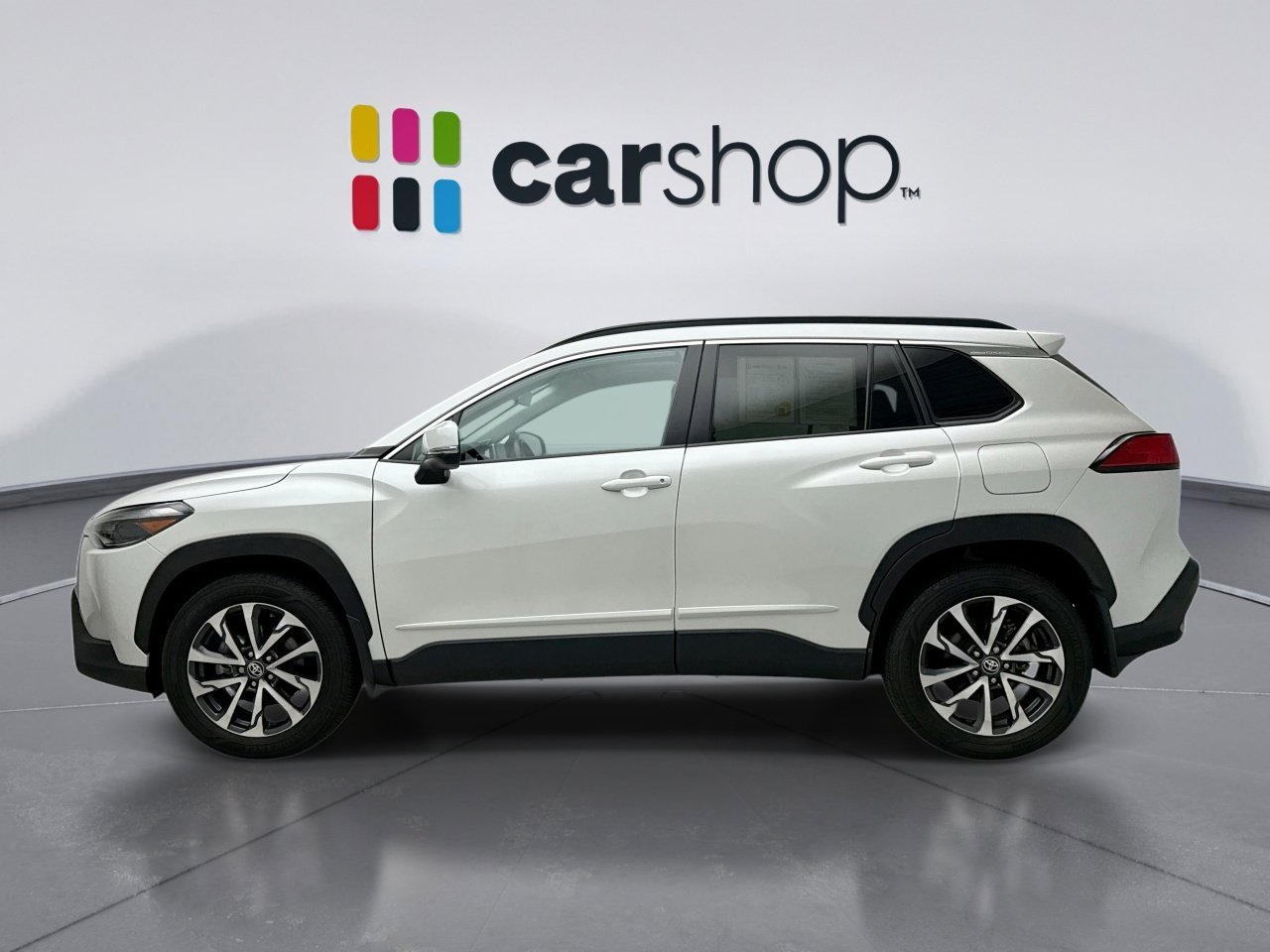 Used 2024 Toyota Corolla Cross XLE w/ Convenience Package image 2