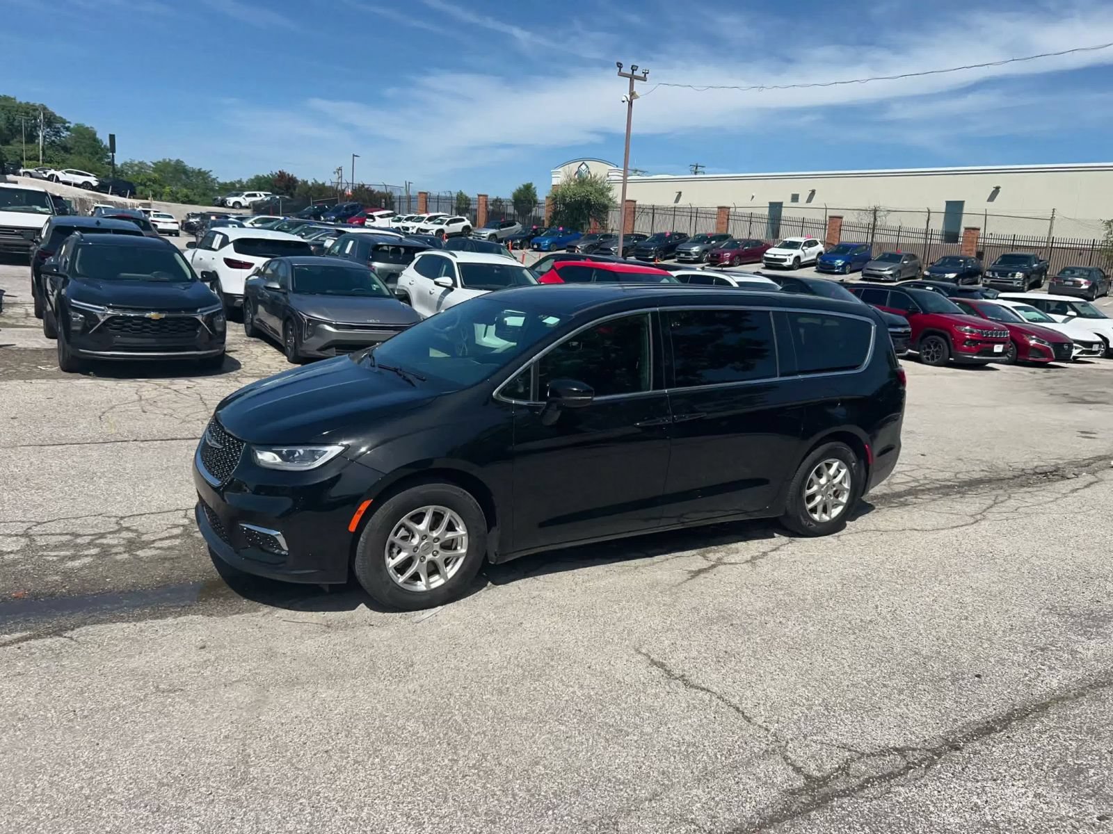 Used 2025 Chrysler Pacifica Select FWD image 7