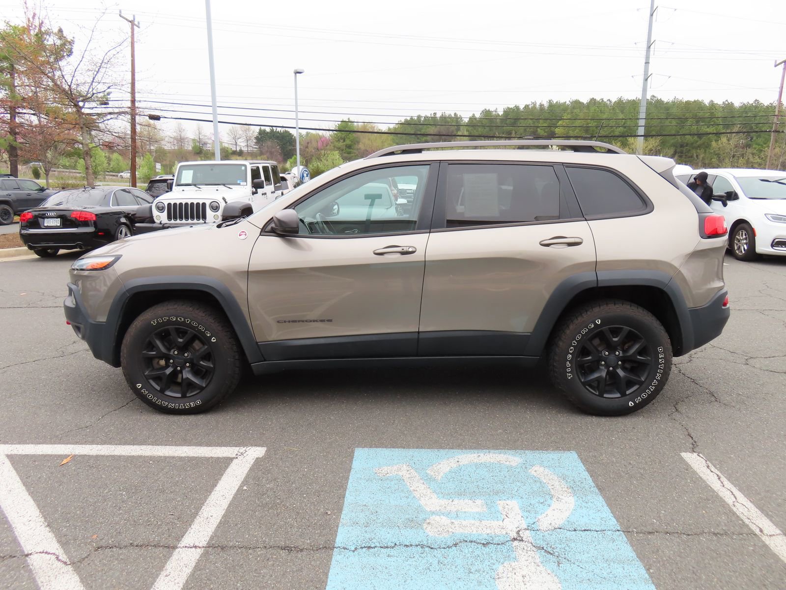 Used 2016 Jeep Cherokee Trailhawk w/ Comfort/Convenience Group image 8