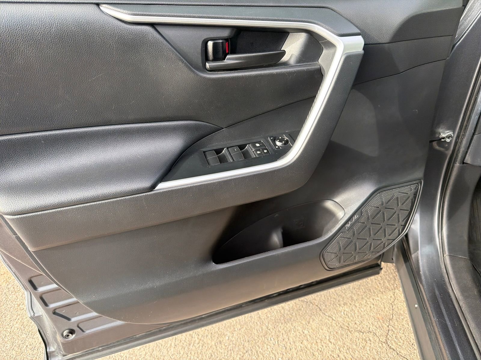 Used 2020 Toyota RAV4 LE w/ All Weather Liner Package image 15