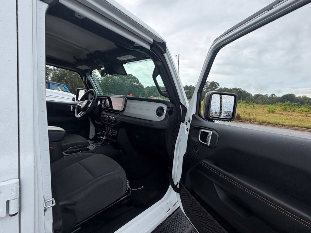 Used 2024 Jeep Wrangler Unlimited Sahara AWD/4WD image 32