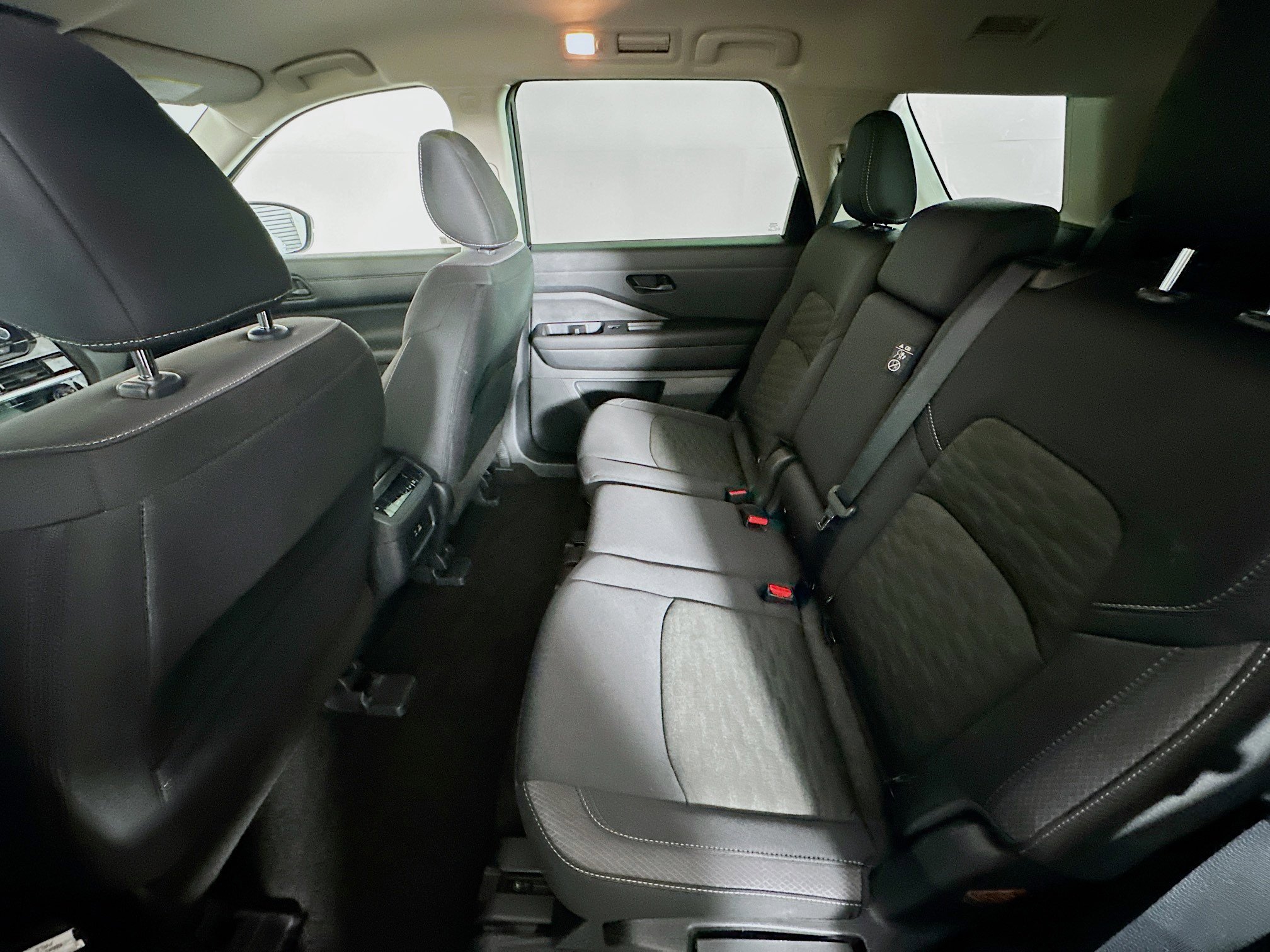 Used 2025 Nissan Pathfinder SV image 27