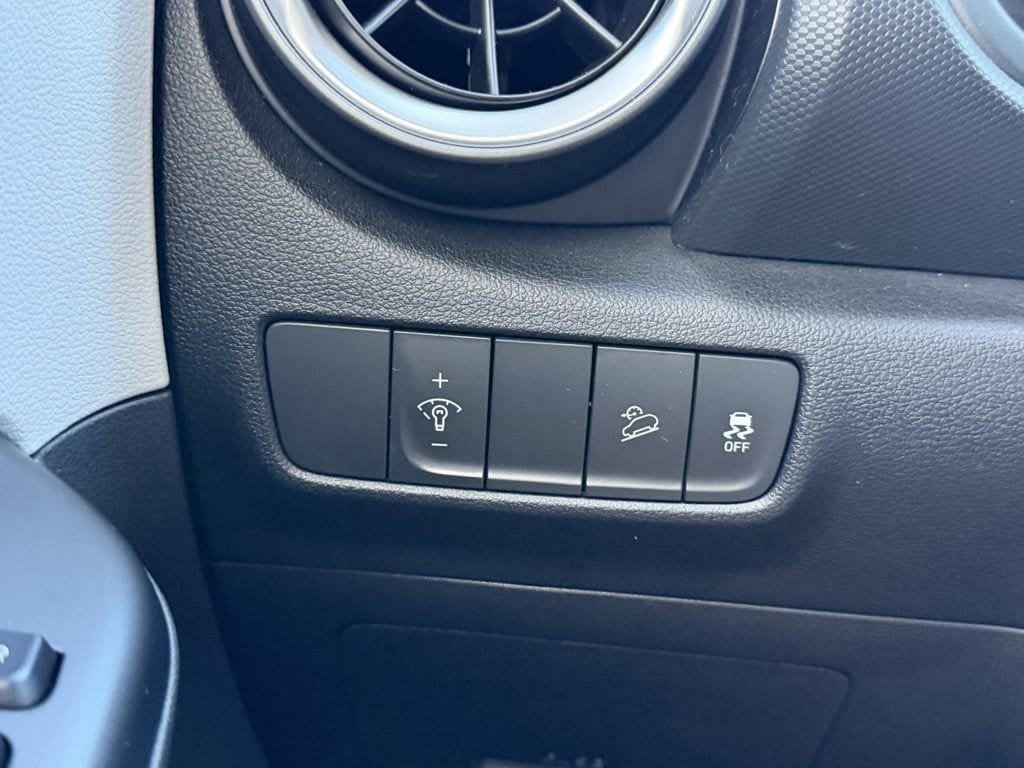 Used 2023 Hyundai Kona SEL FWD image 28