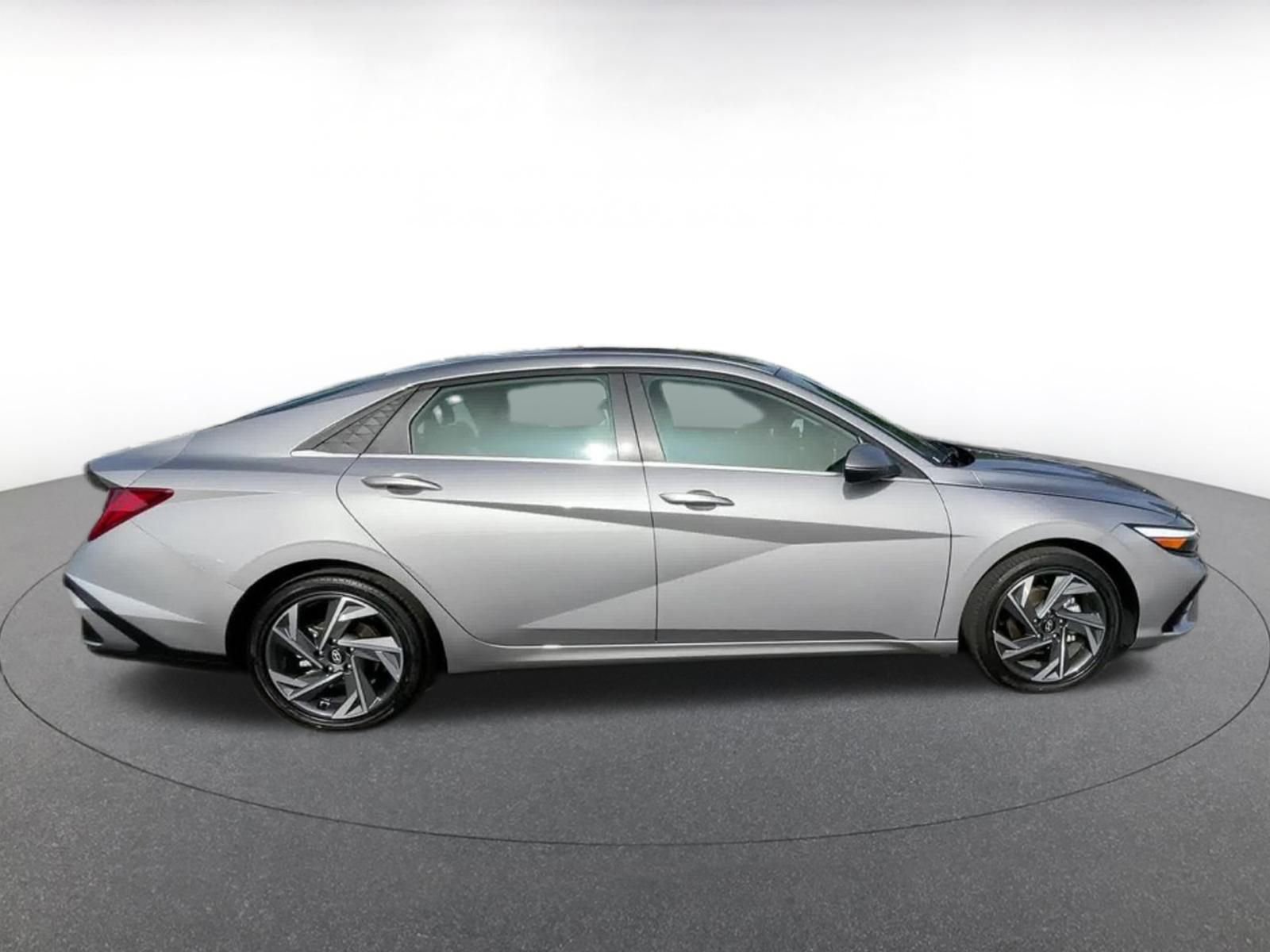 Used 2025 Hyundai Elantra Limited image 16