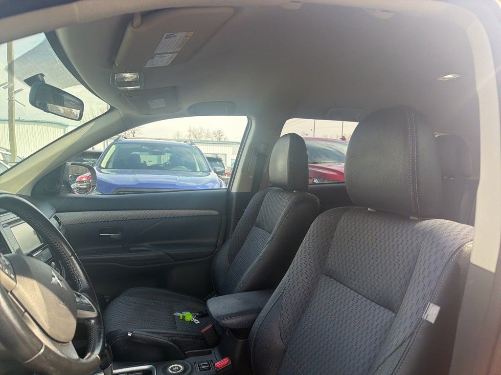 Used 2015 Mitsubishi Outlander SE image 10
