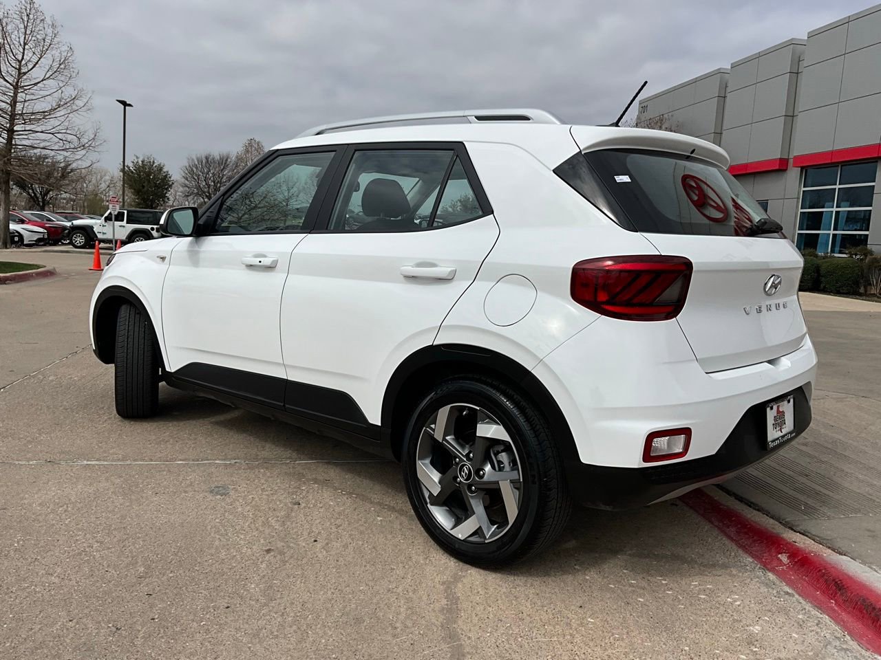 Used 2025 Hyundai Venue SEL image 8