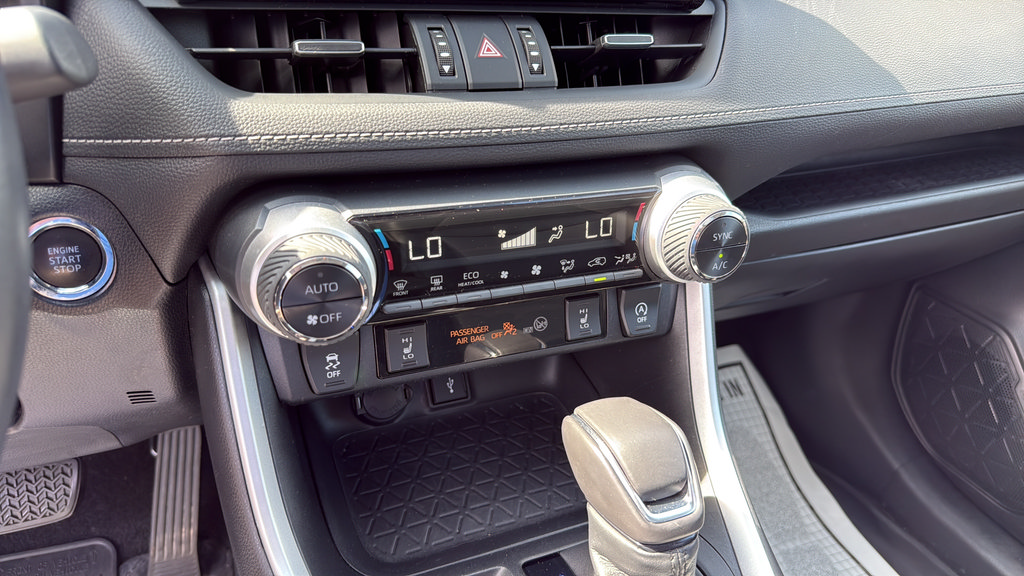 Used 2020 Toyota RAV4 XLE Premium AWD/4WD image 28