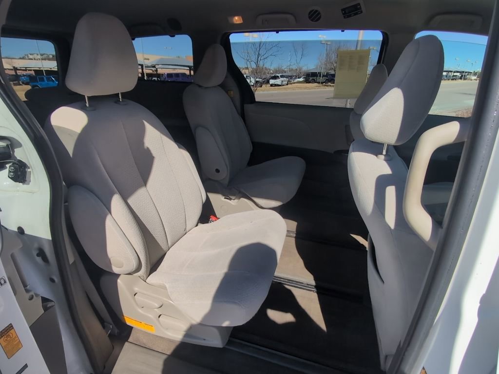 Used 2013 Toyota Sienna LE w/ Towing Pkg image 28