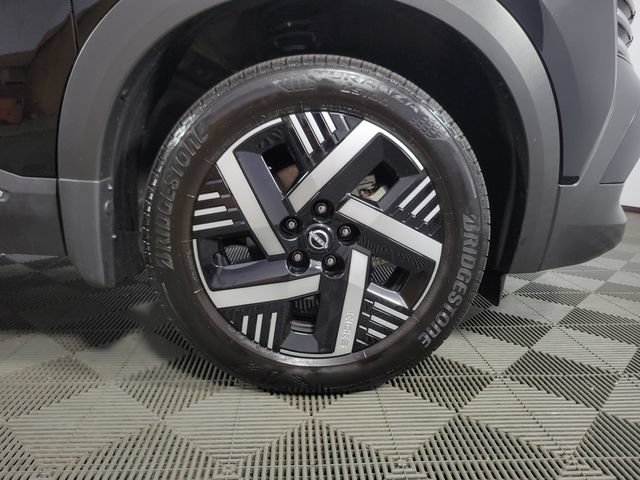 Used 2025 Nissan Kicks SV w/ Charging Package FWD image 12