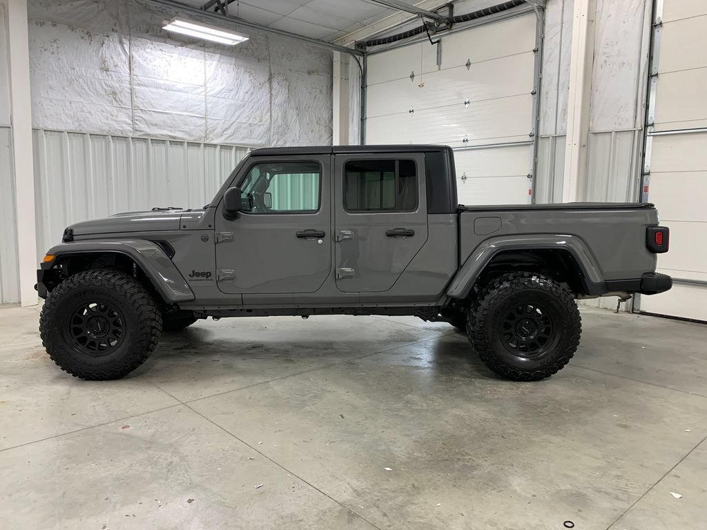 Used 2023 Jeep Gladiator Sport AWD/4WD image 3