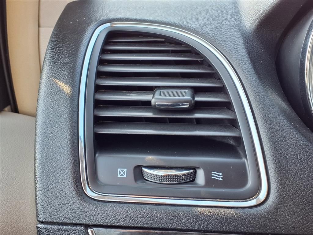 Used 2016 Chrysler Town & Country Touring-L image 27